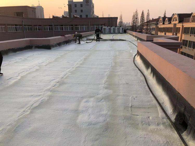 建筑物的屋面保温越来越多地采用了聚氨酯